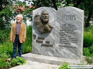 В. Шенталинский возле памятника отцу Потапу
